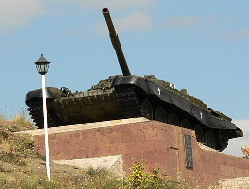 "Памятник освобождению Шуши" у въезда в город, Нагорный Карабах. Фото с сайта http://ru.wikipedia.org