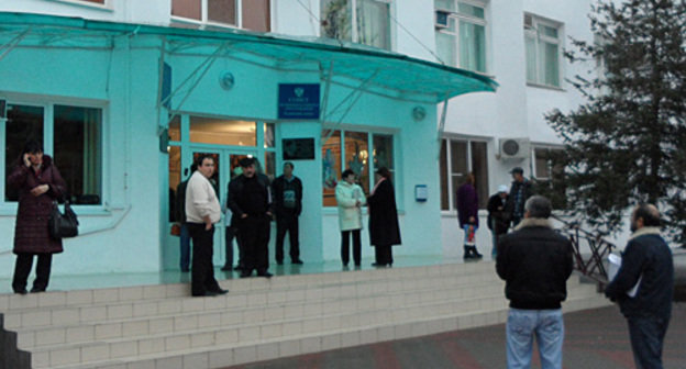 Жители Краснодарского края ожидают приема Александра Бастрыкина в станице Кущевской, 22 декабря 2010 года. Фото "Кавказского узла"