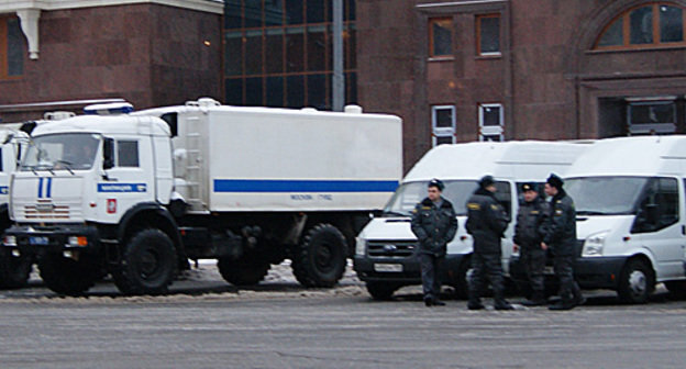 Сотрудники правоохранительных органов около гостиницы "Москва", 25 декабря 2010 года. Фото "Кавказского узла"