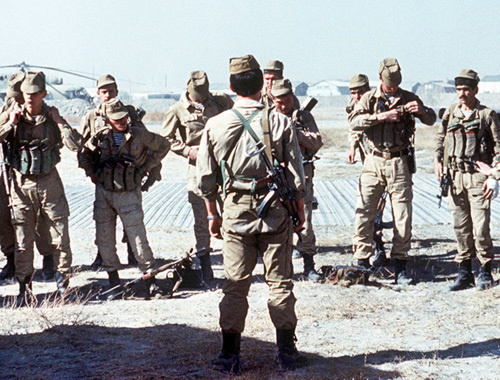 Советская группа спецподразделения готовится к выходу на задание, Афганистан, 1988 год. Фото с сайта http://ru.wikipedia.org