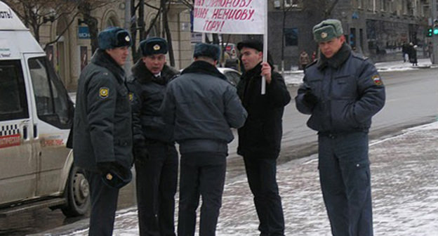 Сотрудники Кировского ОВД Ростова-на-Дону просят активиста движения "Левый Фронт" Владислава Рязанцева пройти в отделение милиции для удостоверения личности. 7 января 2011 года. Фото "Кавказского узла"