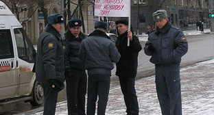 Сотрудники Кировского ОВД Ростова-на-Дону просят активиста движения "Левый Фронт" Владислава Рязанцева пройти в отделение милиции для удостоверения личности. 7 января 2011 года. Фото "Кавказского узла"