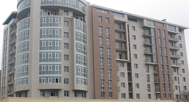 Новый высотный дом на улице Московской. Владикавказ, январь 2011 года. Фото "Кавказского узла"