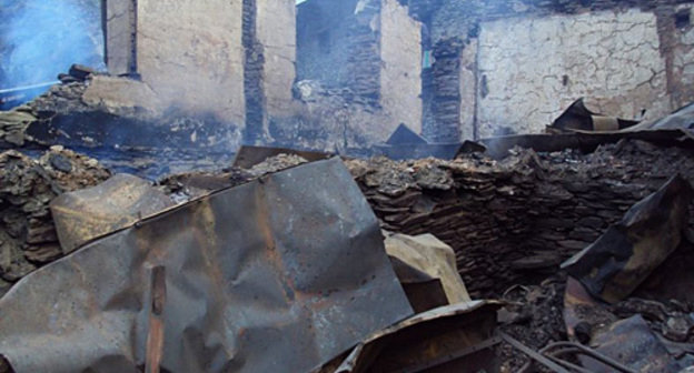 Сгоревший дом в селе Цибари, 30 ноября 2010 года. Фото ГУ МЧС по республике Дагестан