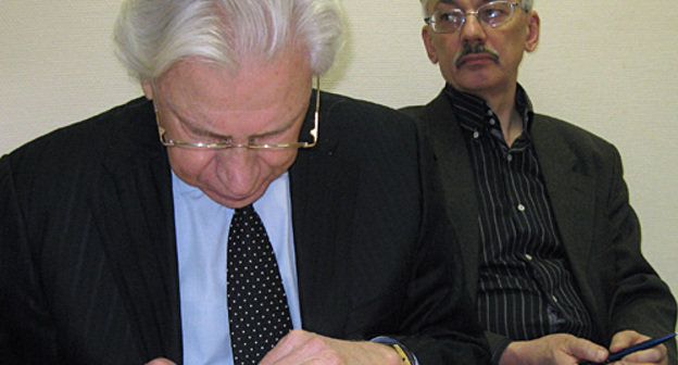 Олег Орлов (справа) и его адвокат Генри Резник на судебном заседании 13 января 2011 года. Фото "Кавказского узла"