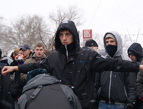 Досмотр участников акции памяти Егора Свиридова на Кронштадтском бульваре в Москве, 15 января 2011 года. Фото "Кавказского узла"