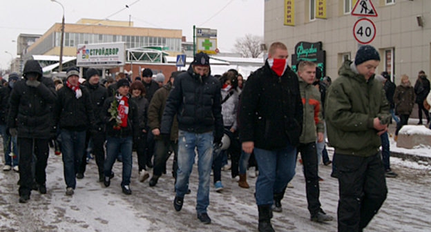 Колонна участников акции памяти Егора Свиридова движется по направлению к Кронштадтскому бульвару. Москва, 15 января 2011 года. Фото "Кавказского узла"
