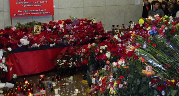 Цветы в память жертвам теракта на станции метро "Лубянка" в Москве, 30 марта 2010 года. Фото "Кавказского узла"