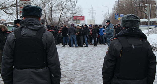 Милицейский пост перед местом возложения цветов в память о Егоре Свиридове. Москва, Кронштадтский бульвар, 15 января 2011 года. Фото "Кавказского узла"