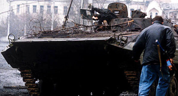 Сожженный российский БМП в Грозном, Первая чеченская война, январь 1995 года. Фото: Михаил Евстафьев, http://commons.wikimedia.org