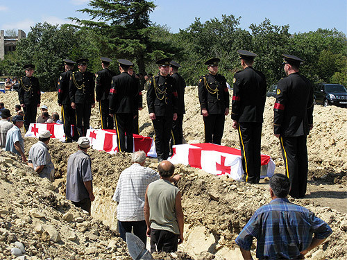 Похороны неизвестных солдат на братском кладбище в Тбилиси, 28 августа 2008 года. Фото: Гурам Мурадов, http://civil.ge