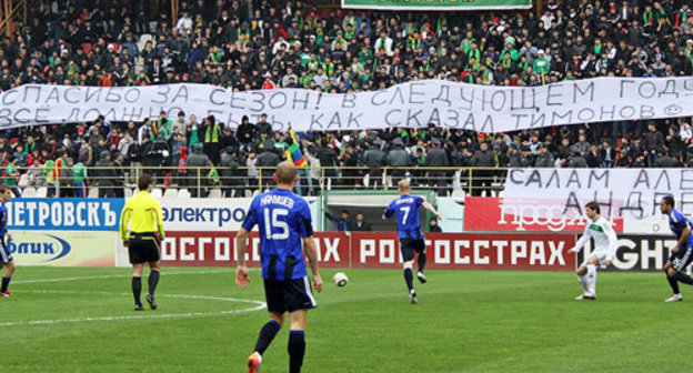 Баннер болельщиков "Анжи" в поддержку команды во время игры с подмосковным "Сатурном", Махачкала, 20 ноября 2010 года. Фото: Евгений Костин, http://eugenekostin.livejournal.com 