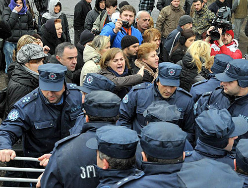 Полиция не пускает беженцев на территорию студенческого городка в Багеби, Тбилиси, 20 января 2011 года. Фото: www.radiotavisupleba.ge, автор Нодар Цхвирашвили