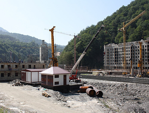 Строительство сервисных зданий горнолыжного курорта "Роза Хутор", 9 августа 2010 года. Фото "Кавказского узла"