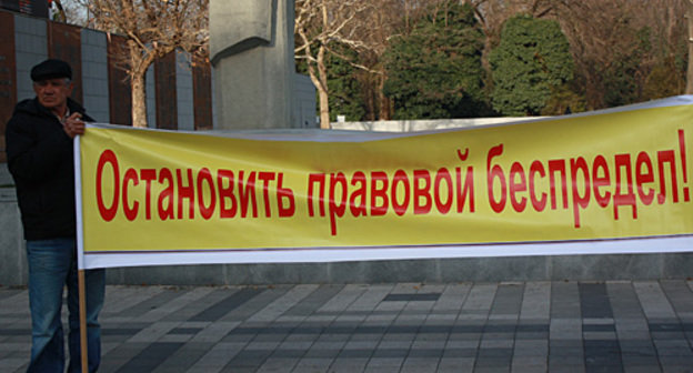 Участник акции "Пикет-19" в Краснодаре, 22 января 2011 года. Фото "Кавказского узла"