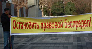 Участник акции "Пикет-19" в Краснодаре, 22 января 2011 года. Фото "Кавказского узла"