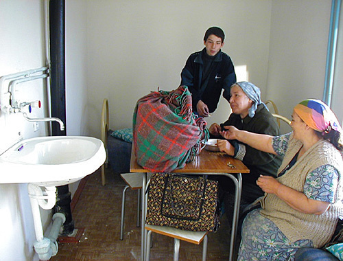Жильцы пункта временного размещения на улице Маяковского в Грозном, 2002 год. Фото с сайта www.chechnyafree.ru