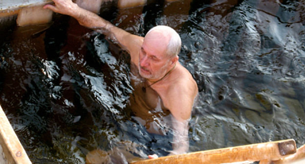 Крещенская купальня у причала N9 в Волгограде, 19 января 2011 года. Фото "Кавказского узла"