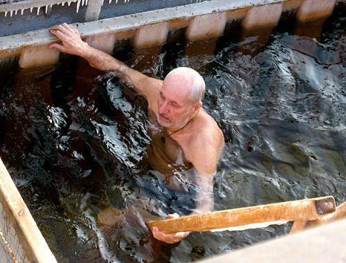 Крещенская купальня у причала N9 в Волгограде, 19 января 2011 года. Фото "Кавказского узла"