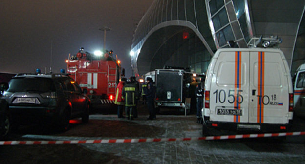 Оцепленная зона у входа в аэропорт "Домодедово", 24 января 2011 года. Фото "Кавказского узла"