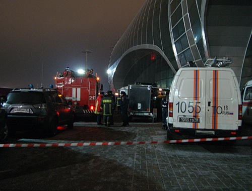 Оцепленная зона у входа в аэропорт "Домодедово", 24 января 2011 года. Фото "Кавказского узла"
