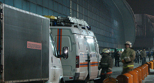 Спасатели поисково-спасательного отряда МЧС России у здания аэропорта "Домодедово", 24 января 2011 года. Фото "Кавказского узла" Спасатели поисково-спасательного отряда МЧС России у здания аэропорта "Домодедово", 24 января 2011 года. Фото "Кавказского узла"