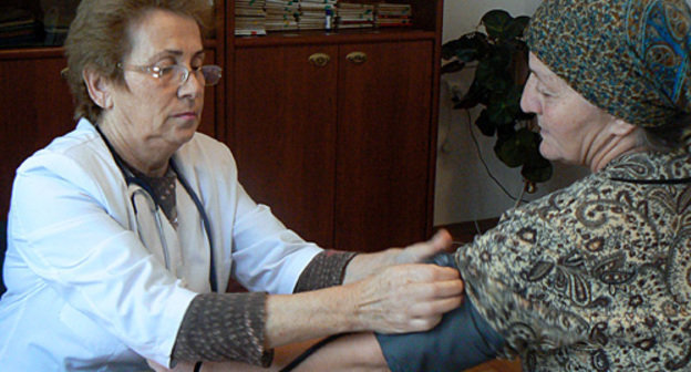 Главный врач амбулатории с.Мичурино Земфира Басиева ведет прием пациентки. Фото "Кавказского узла"