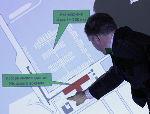 Генеральный директор "Сочи Гранд-Марина" Константин Сахаров
рассказывает о проекте. Сочи, 17 января 2011 года. Фото "Кавказского узла"