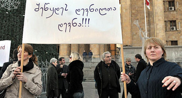 Акция протеста беженцев у здания парламента Грузии. Надпись на транспаранте: "Остановить выселение беженцев". Тбилиси, 15 января 2011 года. Фото: www.radiotavisupleba.ge, автор Нодар Цхвирашвили
