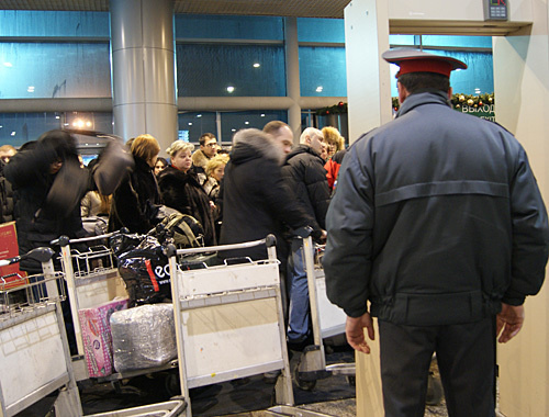 Досмотр пассажиров на входе в здание аэропорта "Домодедово", 24 января 2011 года. Фото "Кавказского узла"