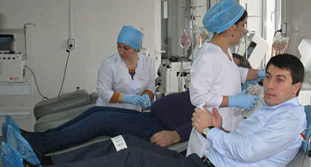 Дагестанская молодежь сдает кровь для пострадавших в теракте в
"Домодедово". Махачкала, 26 января 2011 года. Фото "Кавказского узла"