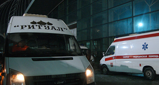 Автомобили скорой помощи и "Ритуала" у аэропорта "Домодедово", 24.01.2011. Фото "Кавказского узла".