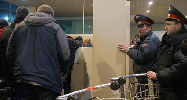 Досмотр пассажиров на входе в здание аэропорта "Домодедово", 24 января 2011 года. Фото "Кавказского узла"