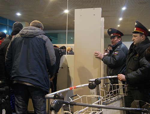 Досмотр пассажиров на входе в здание аэропорта "Домодедово", 24 января 2011 года. Фото "Кавказского узла"