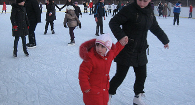 Каток на набережной Терека во Владикавказе, январь 2011 года. Фото "Кавказского узла"