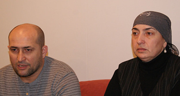 Малик и Хадижат Гатаевы, декабрь 2010 года. Фото "Кавказского узла"