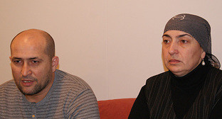 Малик и Хадижат Гатаевы, декабрь 2010 года. Фото "Кавказского узла"