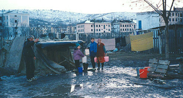 Пункт временного размещения для вынужденных переселенцев в Грозном, 2003 год. Фото с сайта www.chechnyafree.ru