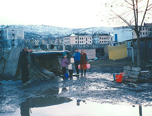 Пункт временного размещения для вынужденных переселенцев в Грозном, 2003 год. Фото с сайта www.chechnyafree.ru