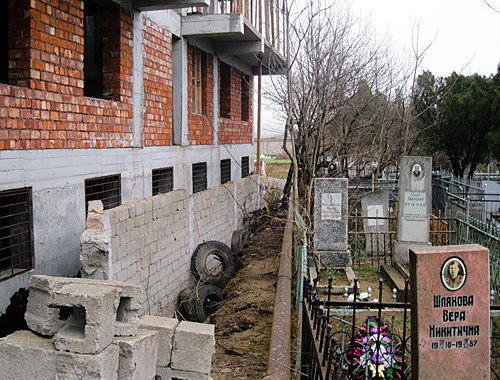 Строительство жилого дома на территории городского кладбища в Махачкале. Фото "Кавказского узла"