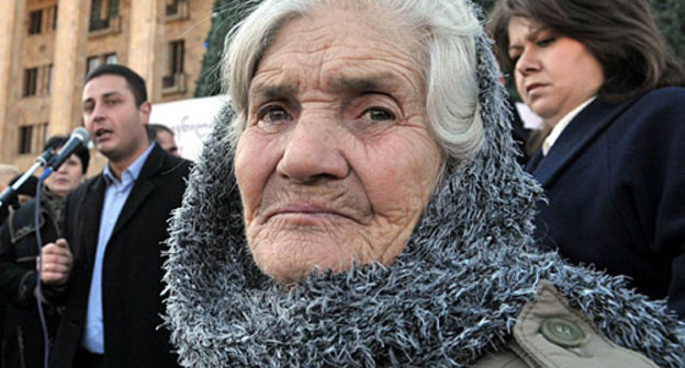 Участница акции протеста беженцев у здания парламента Грузии. Тбилиси, 15 января 2011 года. Фото: www.radiotavisupleba.ge, автор Нодар Цхвирашвили