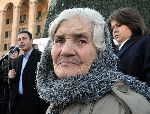 Участница акции протеста беженцев у здания парламента Грузии. Тбилиси, 15 января 2011 года. Фото: www.radiotavisupleba.ge, автор Нодар Цхвирашвили
