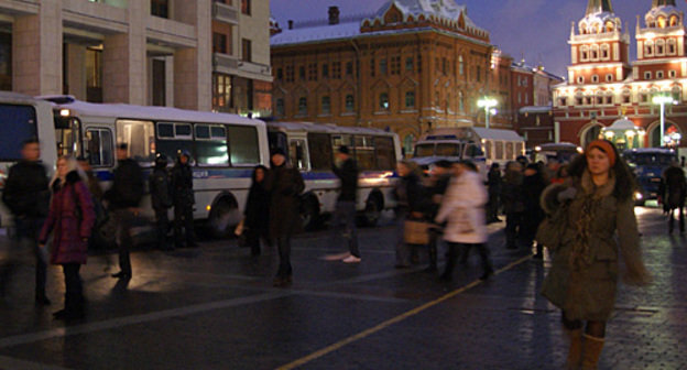 Милицейские автобусы на Манежной площади в Москве, 11 февраля 2011 года. Фото "Кавказского узла"