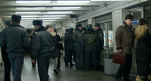 Отряд милиции у входа на станцию метро "Охотный ряд", Москва, 11 февраля 2011 года. Фото "Кавказского узла"