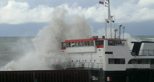 Сухогруз "Бесектаж" у берега Черного моря в Сочи, 13 февраля 2011 года. Фото "Кавказского узла"