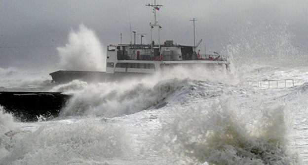 Сухогруз "Бесектаж" у берега Черного моря в Сочи, 13 февраля 2011 года. Фото "Кавказского узла"