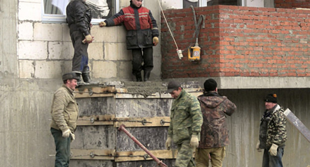 Рабочие олимпийского объекта "Квартал жилой застройки Веселое-Псоу", 11 февраля 2011 года. Фото "Кавказского узла"