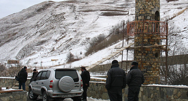 Жители селения Верхний Фиагдон у строящегося минарета во дворе дома Руслана Рубаева, 6 февраля 2011 года. Заур Фарниев для "Кавказского узла"
