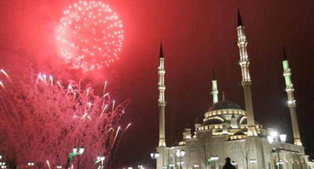 Праздничный фейерверк у мечети "Сердце Чечни" в Грозном. Фото: http://groznysite.ru
