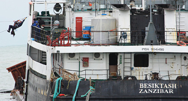 Спасатели МЧС РФ готовят к утилизации сухогруз "Бесектаж", Сочи, февраль 2011 года. Фото "Кавказского узла"